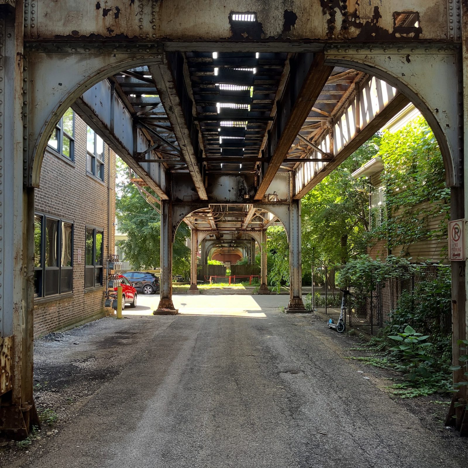 A quiet Chicago alley running under the elevated train tracks